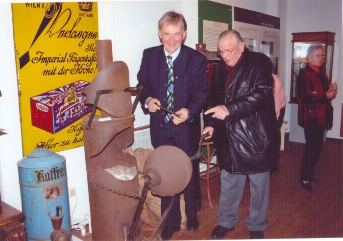 2006 - Neugestaltung des Zeitbrückemuseums, Raimung Kiennast mit Hr. Haberson